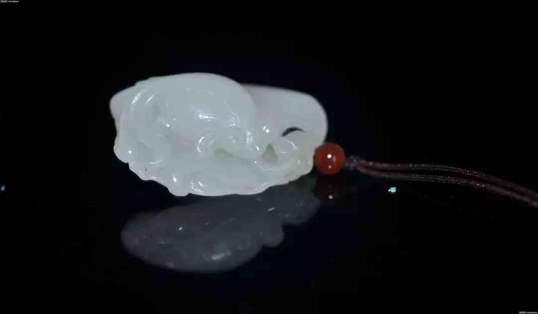 和田玉羊脂白玉手镯(和田玉羊脂白玉手镯图片)