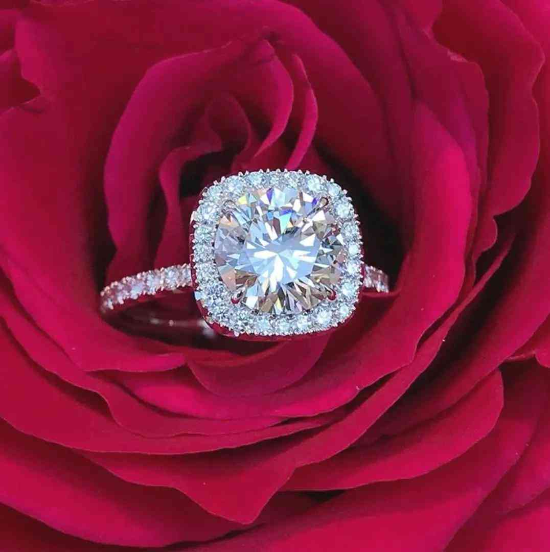 鸽子蛋钻戒多少钱一个(一克拉钻戒多少钱左右)