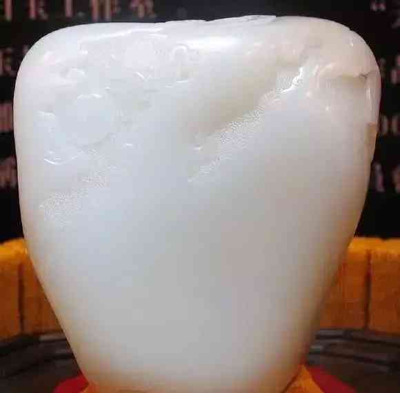 东陵玉原石(东陵玉原石手镯好吗)