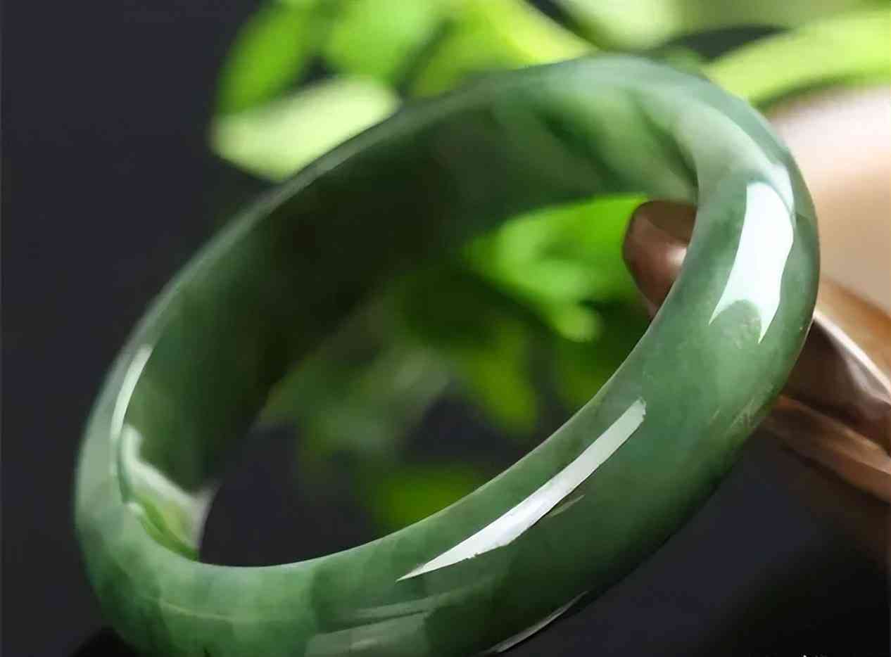 翡翠a货价格多少(翡翠a货价格多少一克)