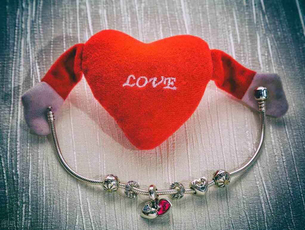 周大生是正规品牌吗(周大生和周大福哪个好)