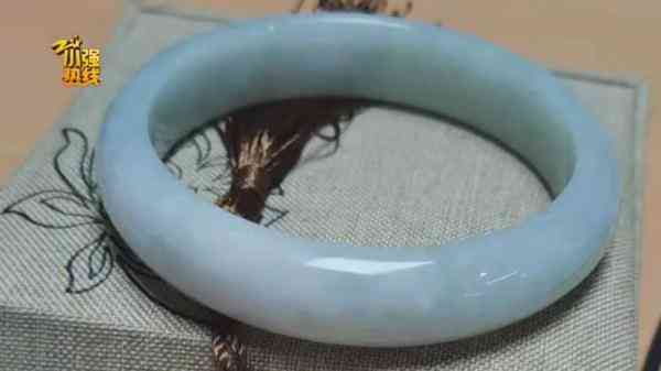 翡翠镯子怎么保养更透亮(翡翠手镯如何保养更透)