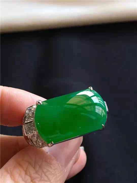 戒指的戴法和意义左手还是右手(戒指戴在左手还是右手呢)