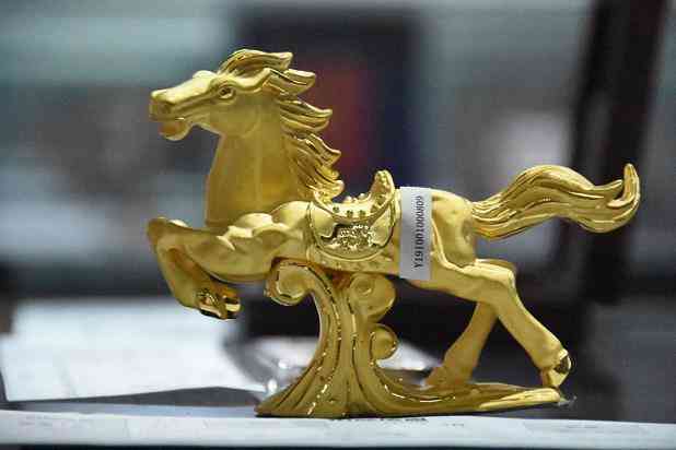 泰山玉手镯(泰山玉手镯带了一段时间颜色浅了)