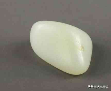 买和田玉好还是翡翠好(翡翠与和田玉哪个更有价值)