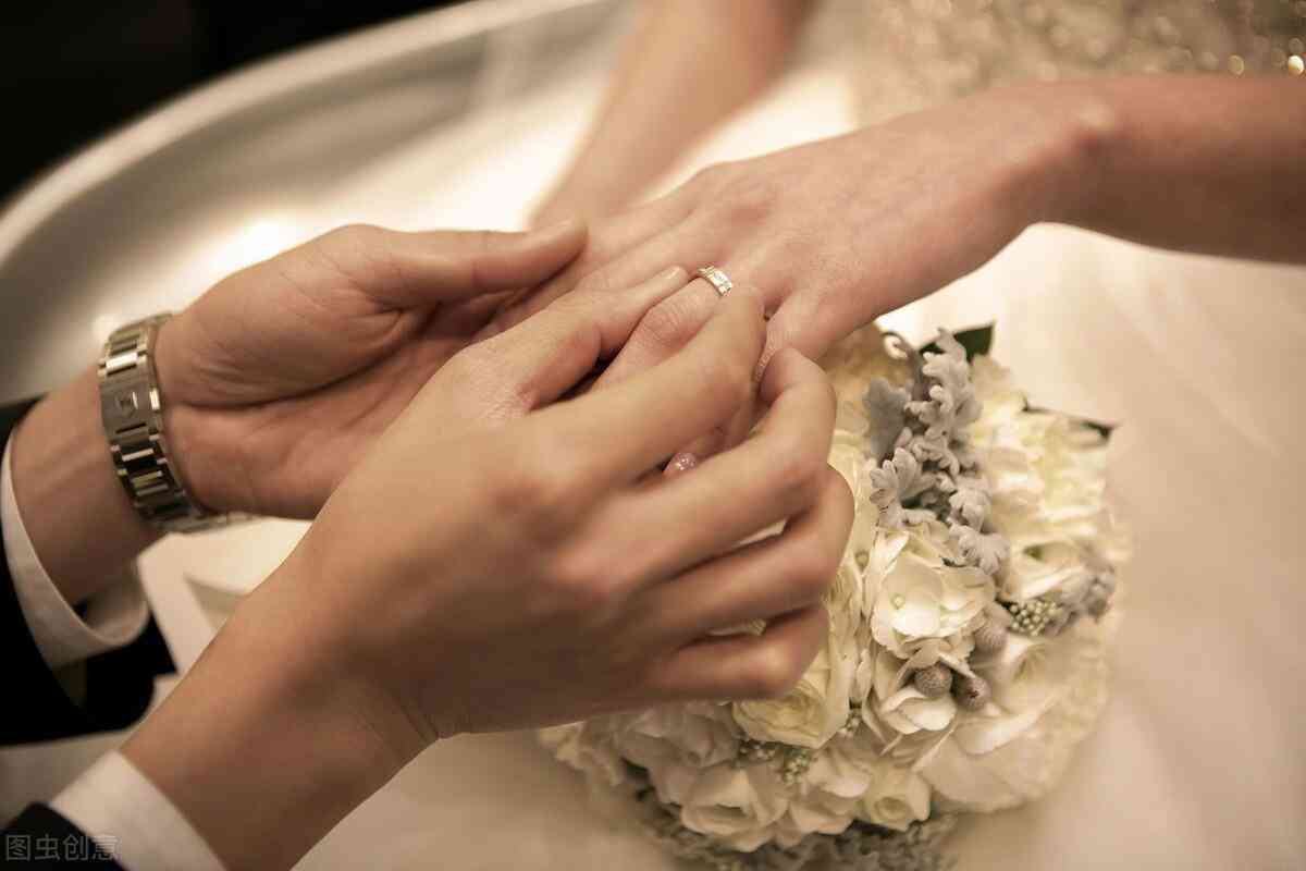 食指戴戒指说明什么意思(食指戴戒指什么意思男女)