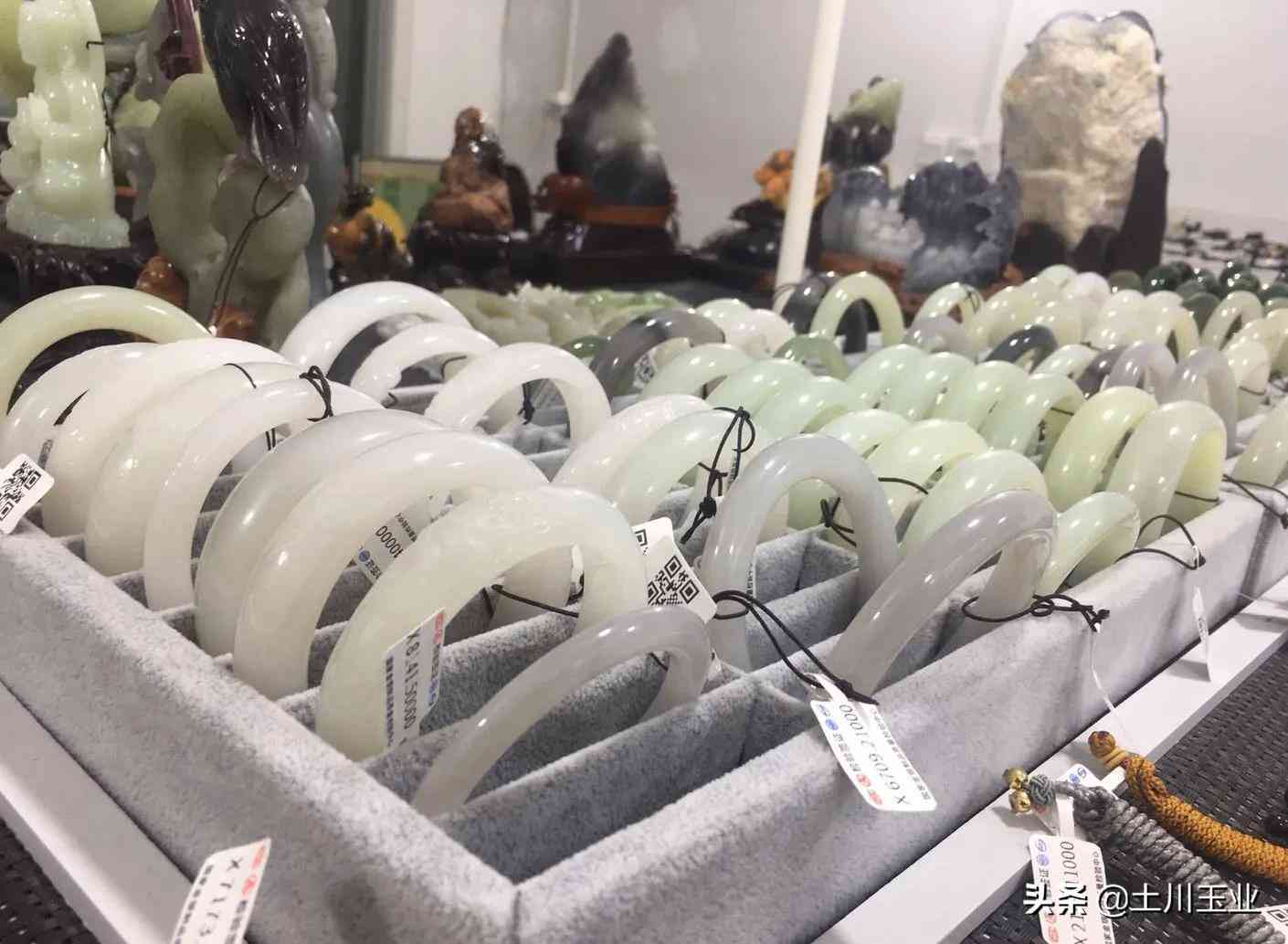 戴玉佛的好处和禁忌女(三种女人不适合戴翡翠佛公)