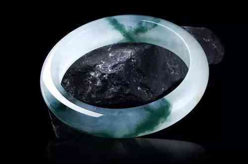 怎么辨别是不是天然翡翠(如何判断是不是天然翡翠)