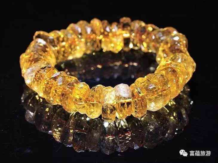 绿色的角闪石, 白色的石棉,像丝绢一样闪光的阳起石等的水晶品种