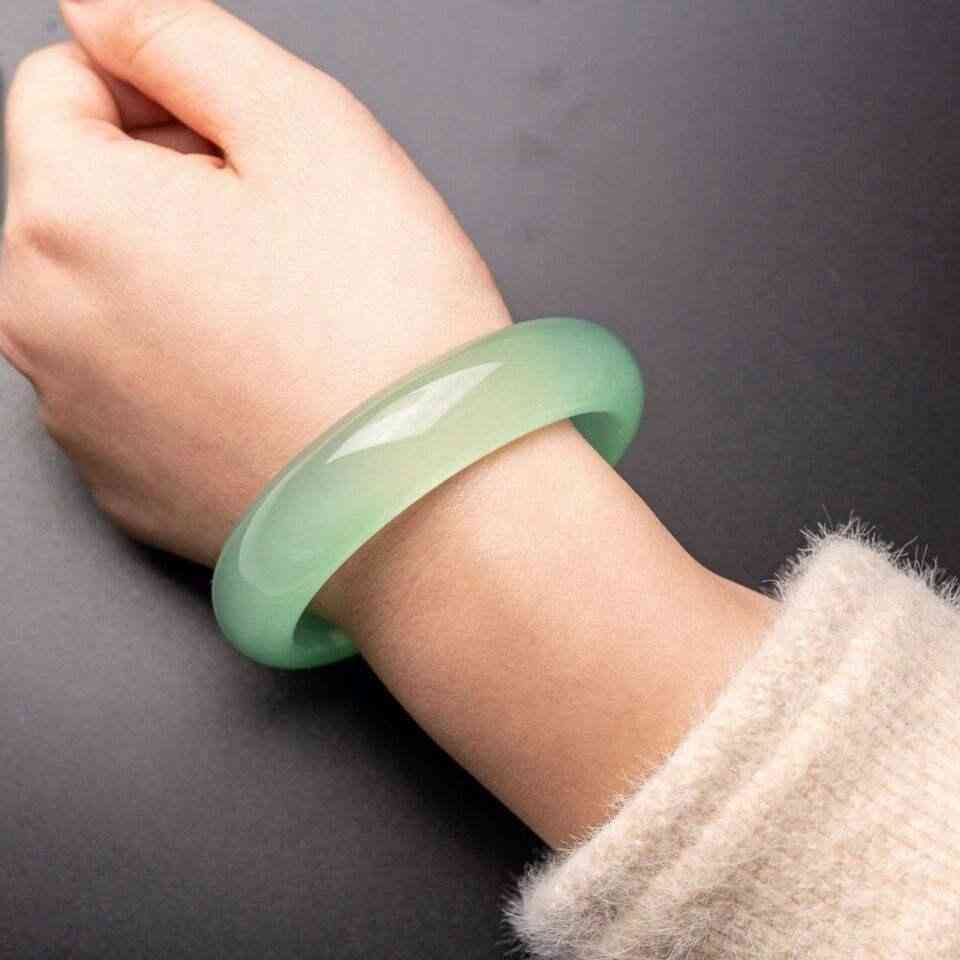 假的玉手镯有什么特征(假的玉器手镯一般是什么材料)