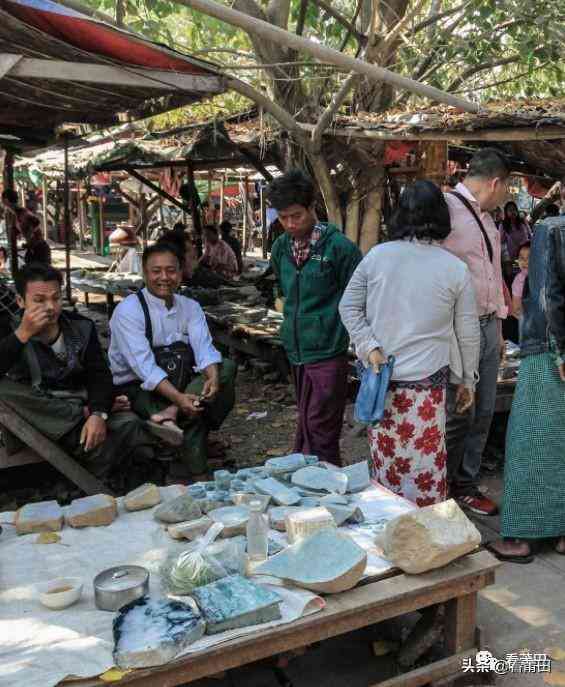 翡翠手镯在哪里买比较好(翡翠手镯从哪里买性价比高有保障)