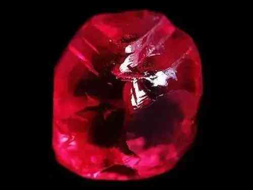 佩戴琥珀对身体有什么好处(女人佩戴琥珀的寓意)