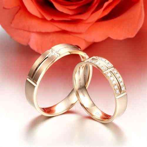 女孩子戴戒指的含义怎么说(女孩子戴戒指的意思)