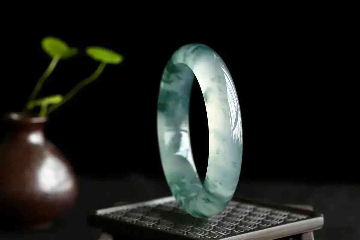 怎样鉴定手镯是玻璃还是翡翠(怎么看手镯是不是玻璃制品)