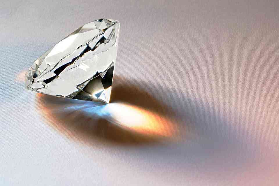 925银莫桑钻石一克拉多少钱(莫桑钻能戴多久就不亮了)