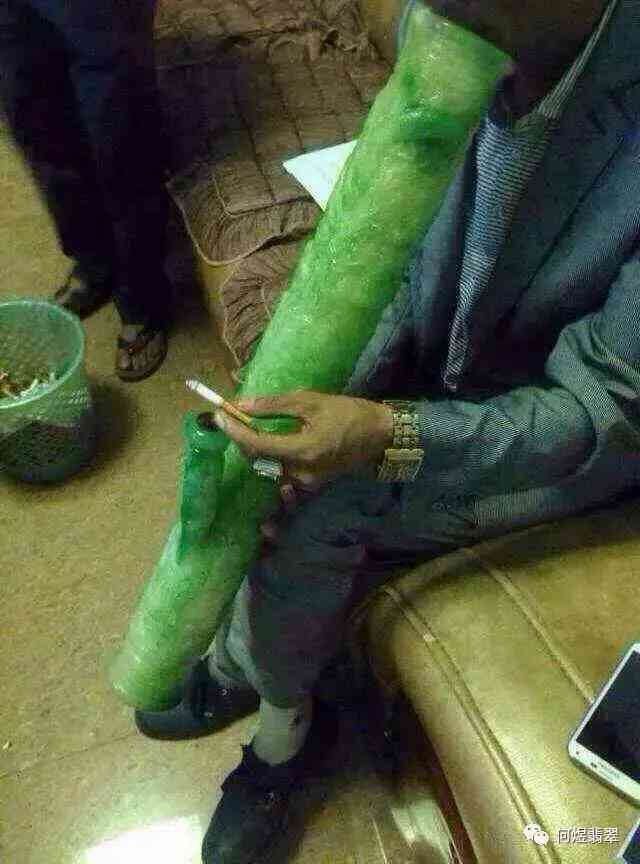 女人戴翡翠好还是玉好(玉和翡翠哪个对身体最好)