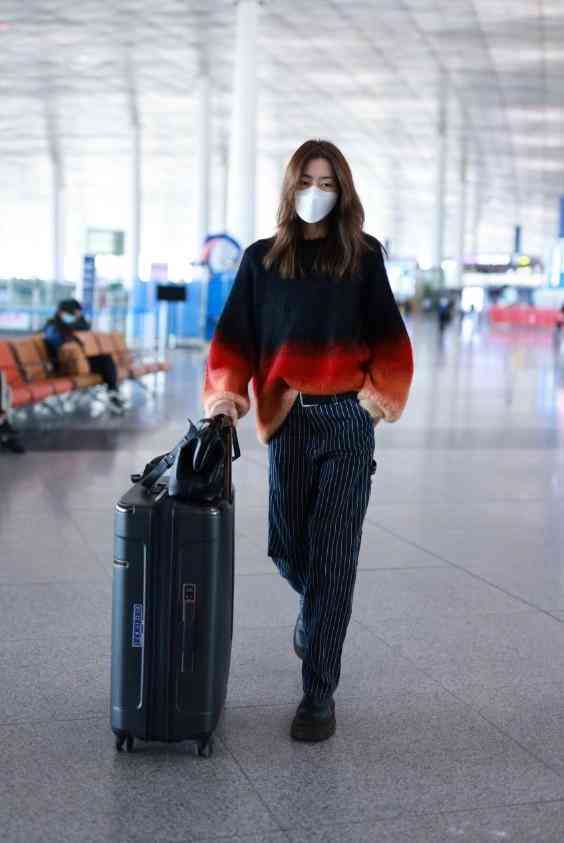 女生右手无名指戴戒指(女生右手无名指戴戒指代表什么意思)