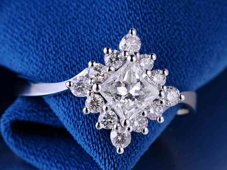 八心八箭钻戒价格(八心八箭钻石戒指)