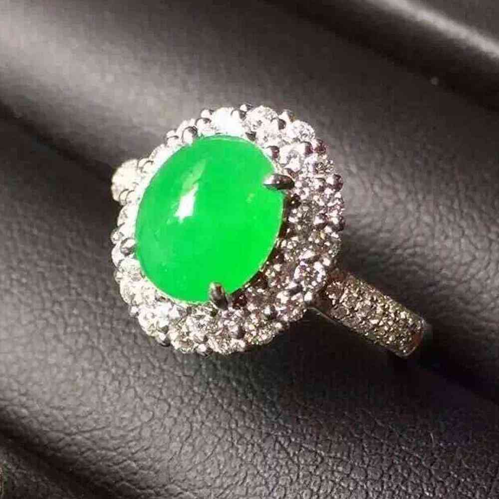 翡翠跟和田玉哪个值钱(翡翠跟和田玉哪种好)