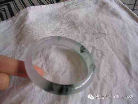 翡翠手镯一般戴在哪只手上(翡翠手镯戴在哪只手上好)