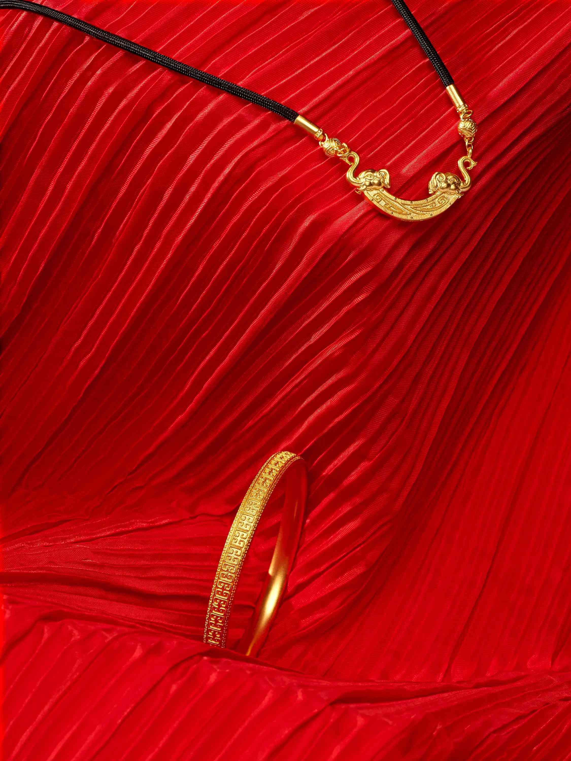 金耳钉怎么戴(金耳钉怎么戴好看图片)