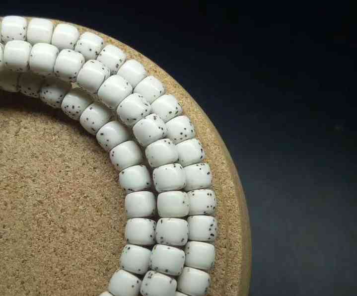 红玛瑙手串的寓意(红玛瑙手串的寓意与功效)