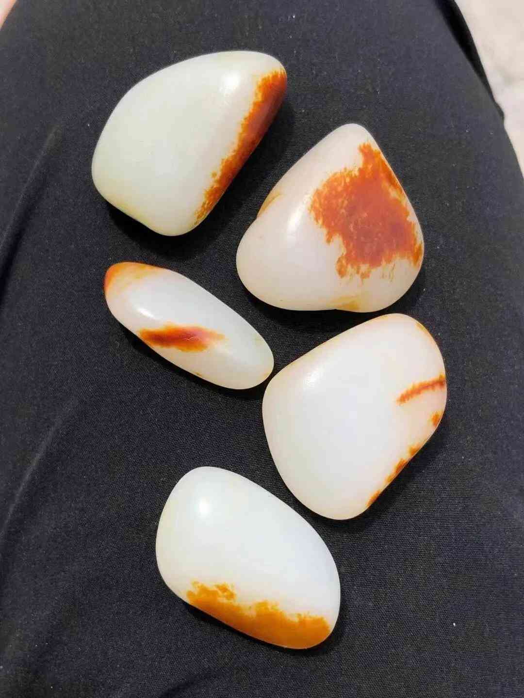 最简单的辨别墨玉的方法(墨玉用强光手电筒照的图片)