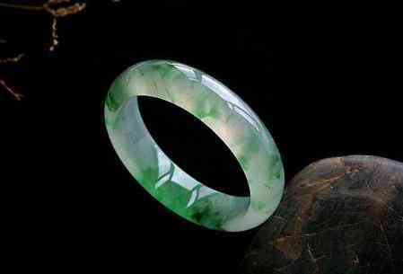 危地马拉翡翠和缅甸翡翠区别(危地马拉翡翠蓝水)