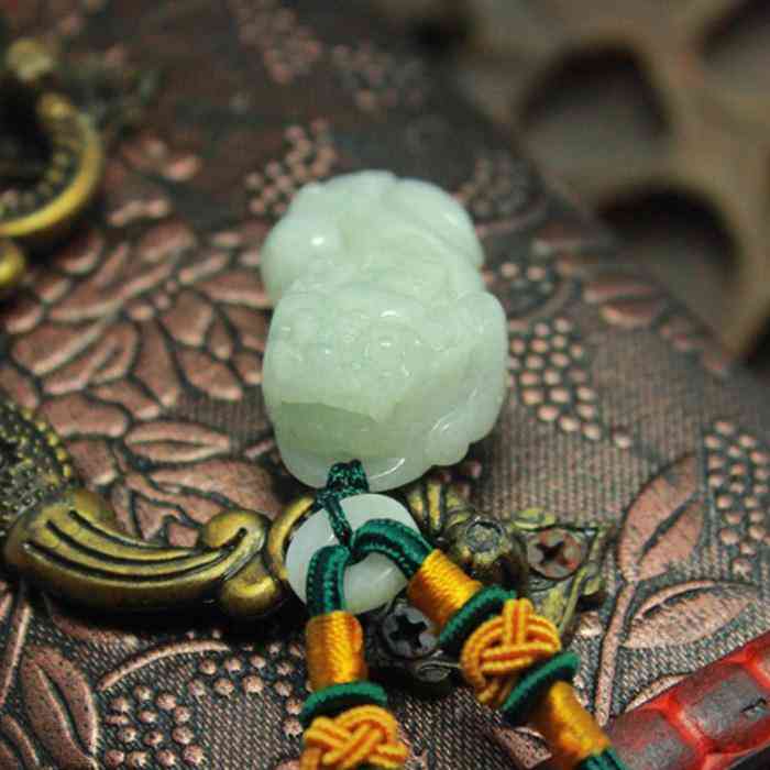 佩戴翡翠貔貅的功效与作用(翡翠貔貅吊坠的寓意是什么)