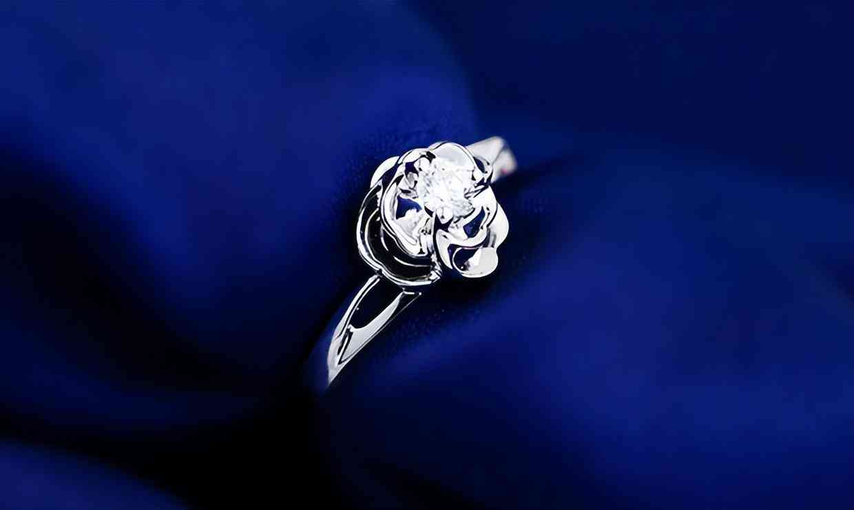 求婚戒指怎么选(求婚戒指怎么选尺寸)