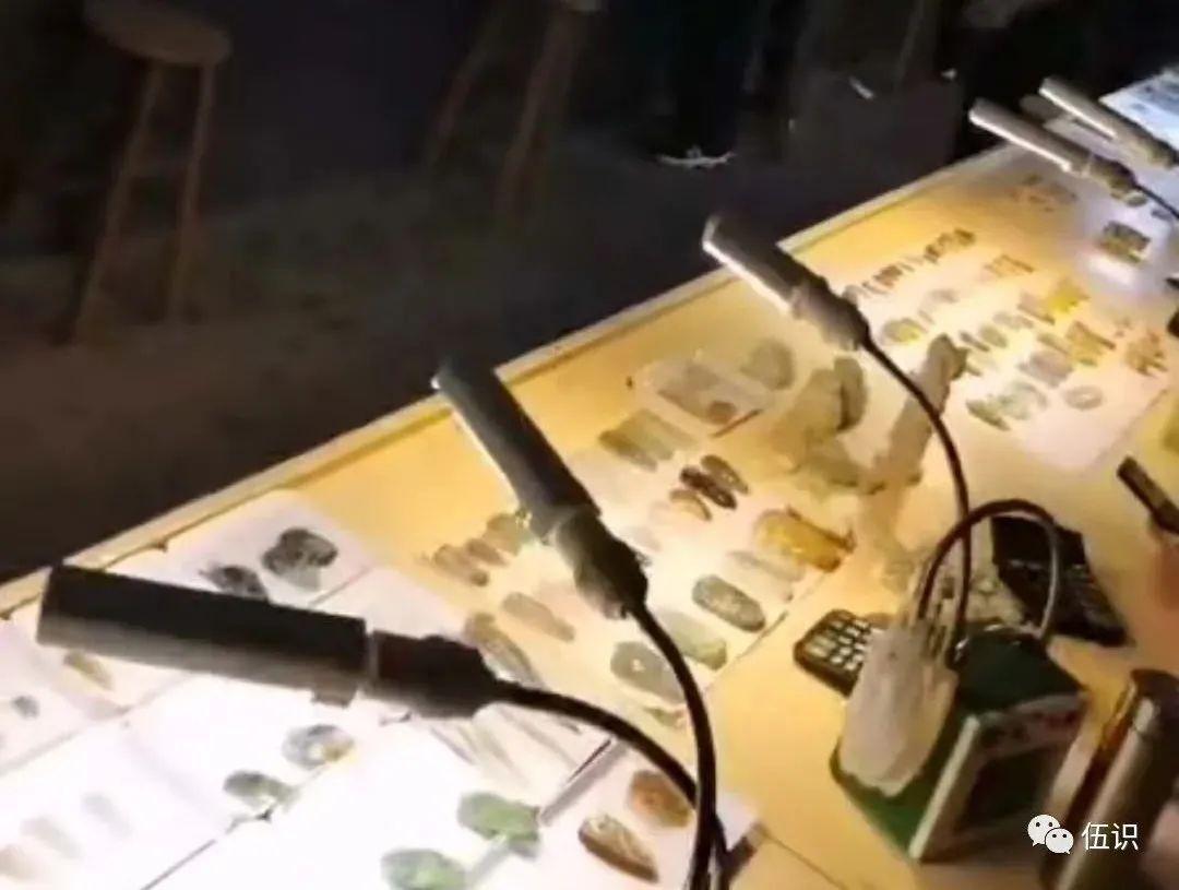 200元的玉手镯是真的吗(用手机灯光鉴别翡翠)