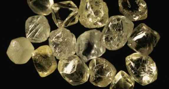 石榴石戴多久可以养人(不适合戴石榴石的女人)