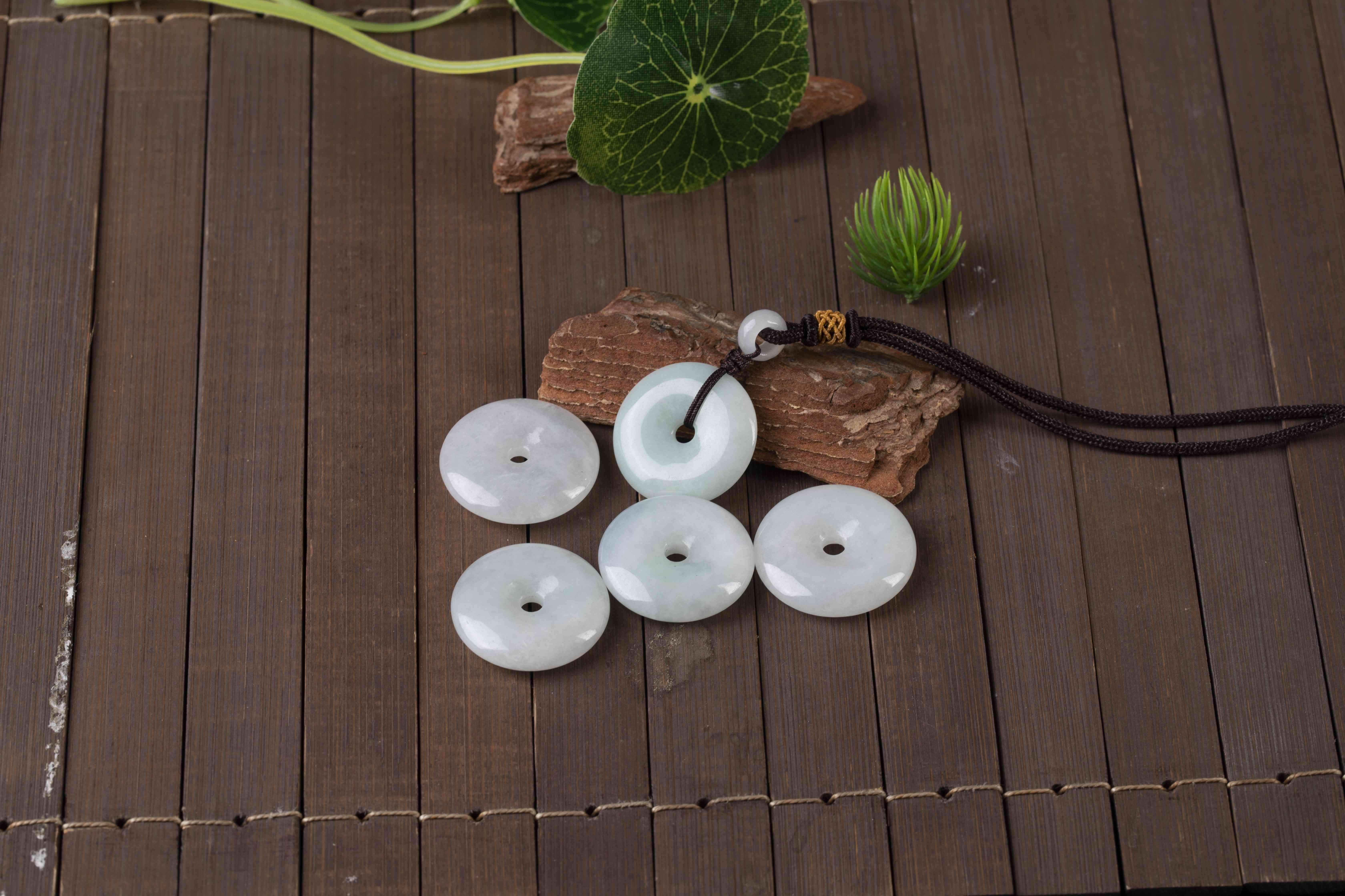 关于翡翠手镯知识(关于翡翠手镯知识的书籍)