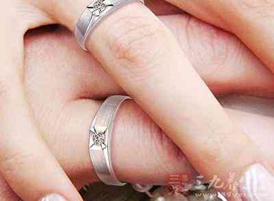 女士右手中指戴戒指(女士右手中指戴戒指的讲究)