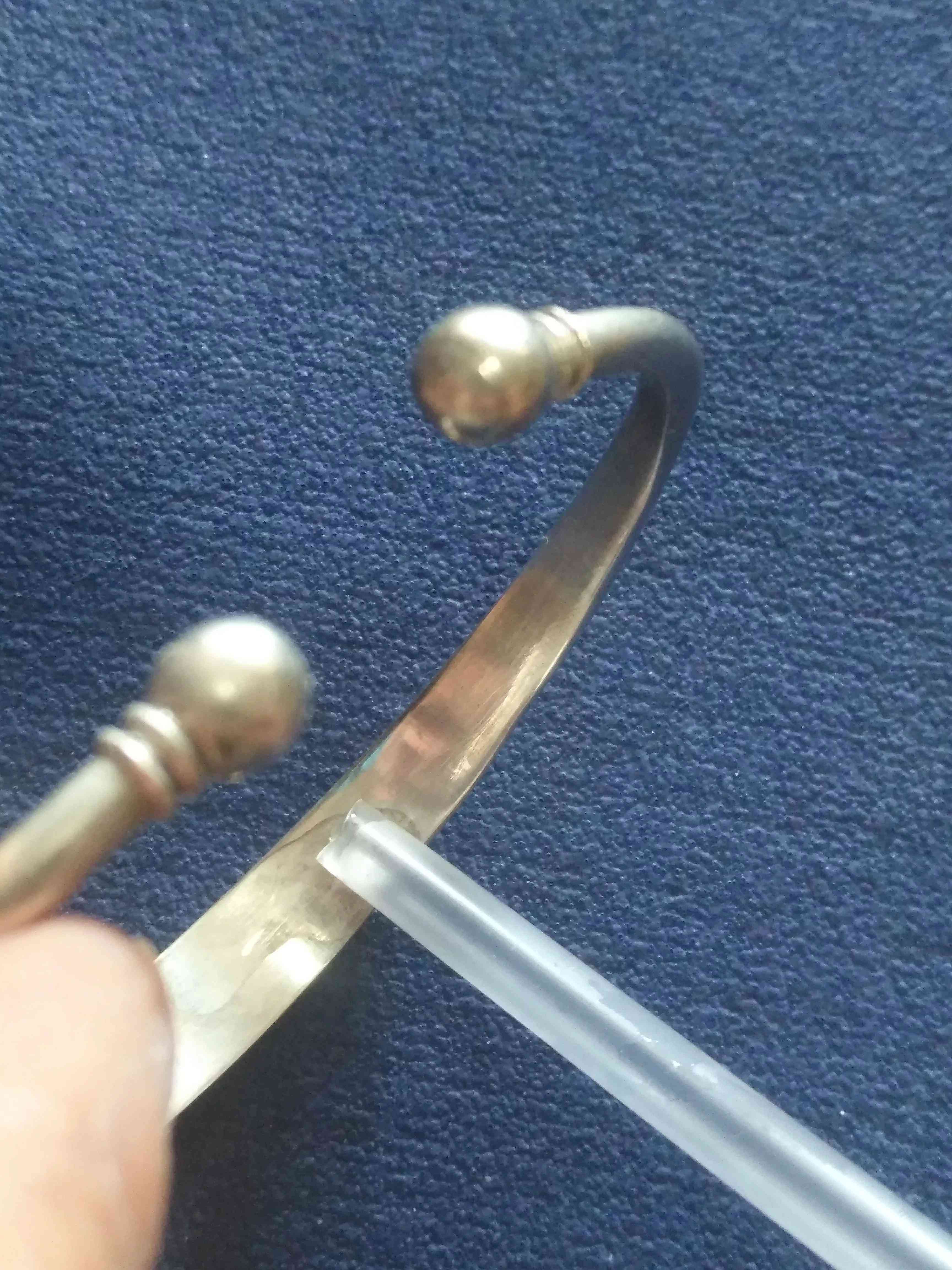 银镯子变黑是湿气重吗(银镯子变黑是在排毒吗)