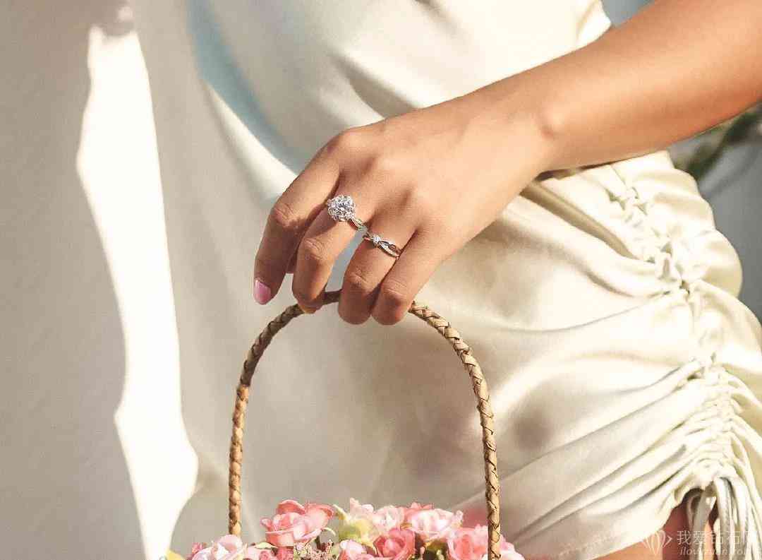 订婚戒指 只有女方有吗(女人的订婚戒指戴在左手还是右手)