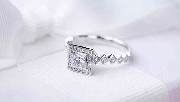 谈恋爱带什么牌子的戒指(谈恋爱戴什么戒指)