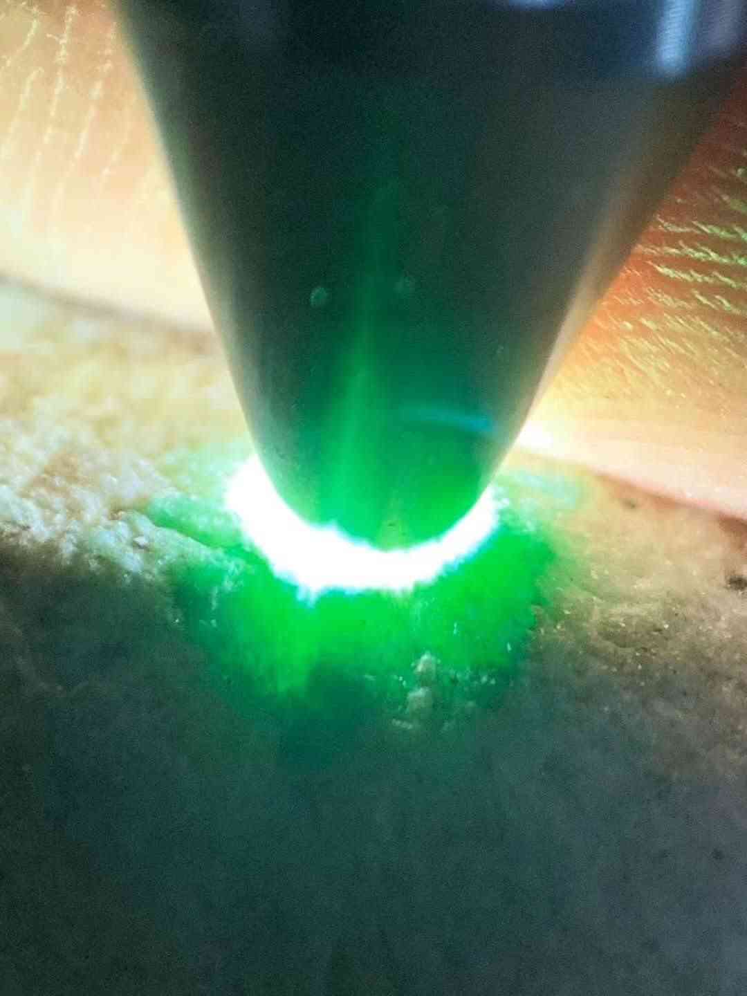 老木那黄岩沙手镯色料，料子形状非常规矩，皮壳老辣全身多处有色