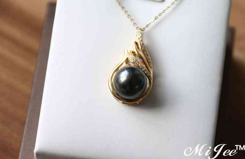 今年最流行的大溪地黑珍珠和14K金的完美结合，很美很耀眼