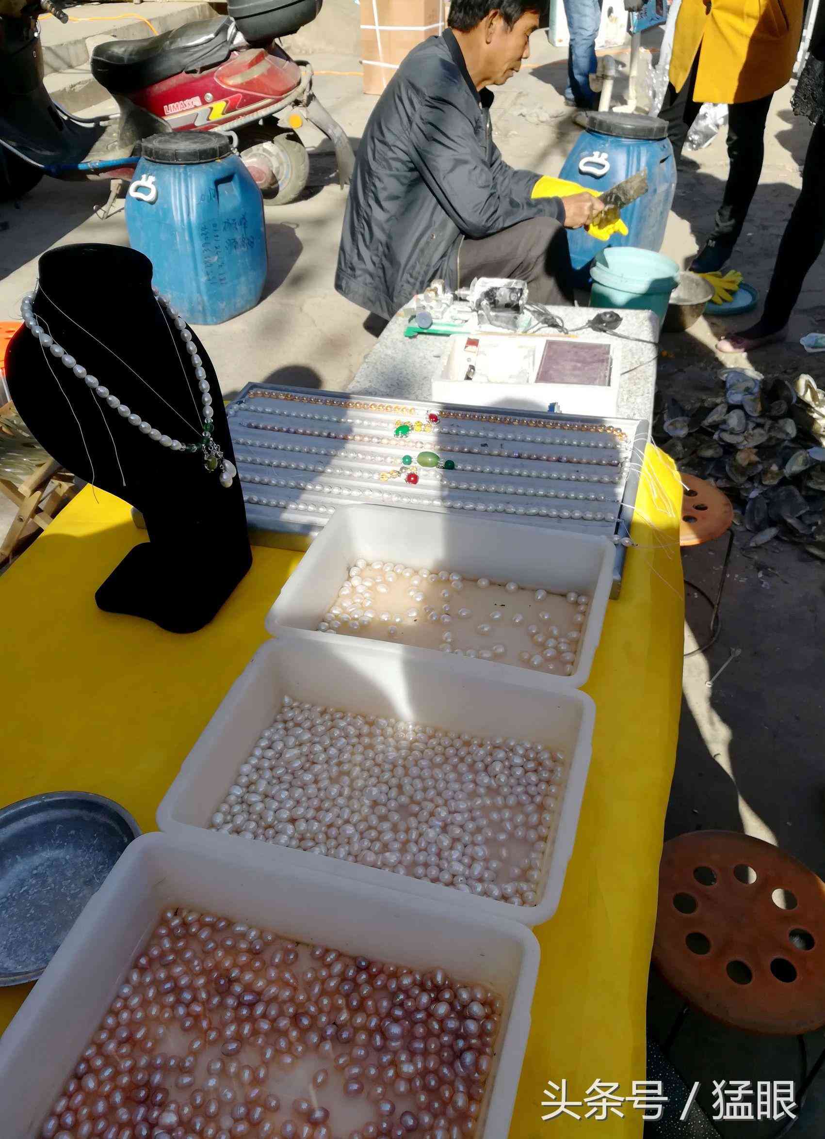 老人街头卖北海珍珠，一颗两元现拨现卖现加工，市民围观只看不买