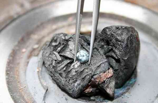 直击火葬后骨灰变钻石的现场照