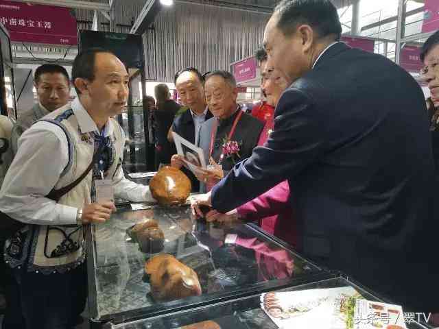 昆明玉石博览会，一只手镯56万，一块琥珀有腿那么大