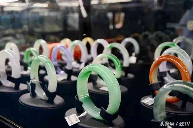 昆明玉石博览会，一只手镯56万，一块琥珀有腿那么大