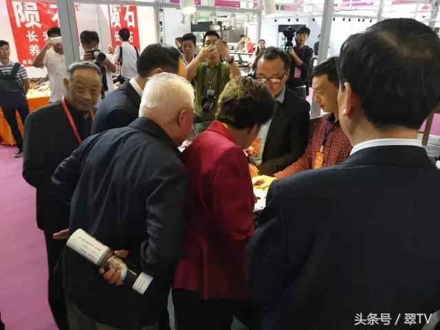 昆明玉石博览会，一只手镯56万，一块琥珀有腿那么大