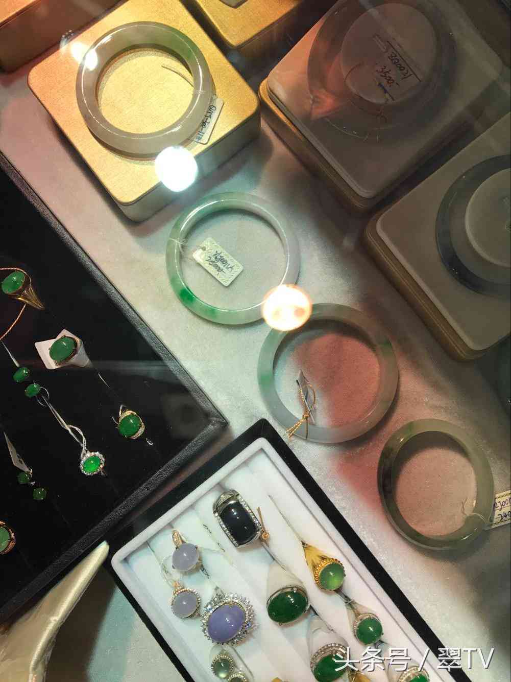 昆明玉石博览会，一只手镯56万，一块琥珀有腿那么大