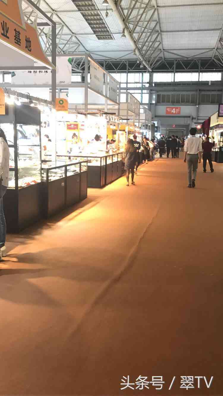 昆明玉石博览会，一只手镯56万，一块琥珀有腿那么大