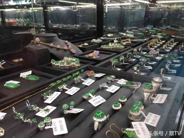 昆明玉石博览会，一只手镯56万，一块琥珀有腿那么大