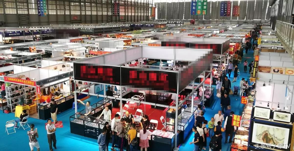 昆明玉石博览会，一只手镯56万，一块琥珀有腿那么大