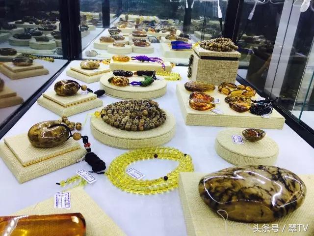 昆明玉石博览会，一只手镯56万，一块琥珀有腿那么大