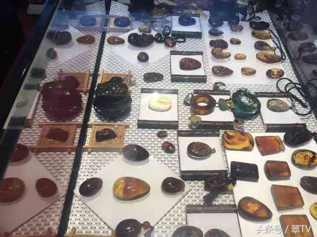 昆明玉石博览会，一只手镯56万，一块琥珀有腿那么大